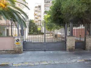 Entrada del edificio con jardín