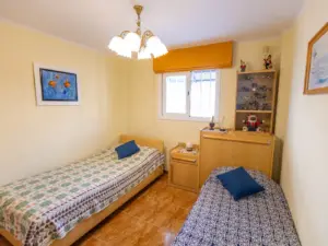 Dormitorio con dos camas