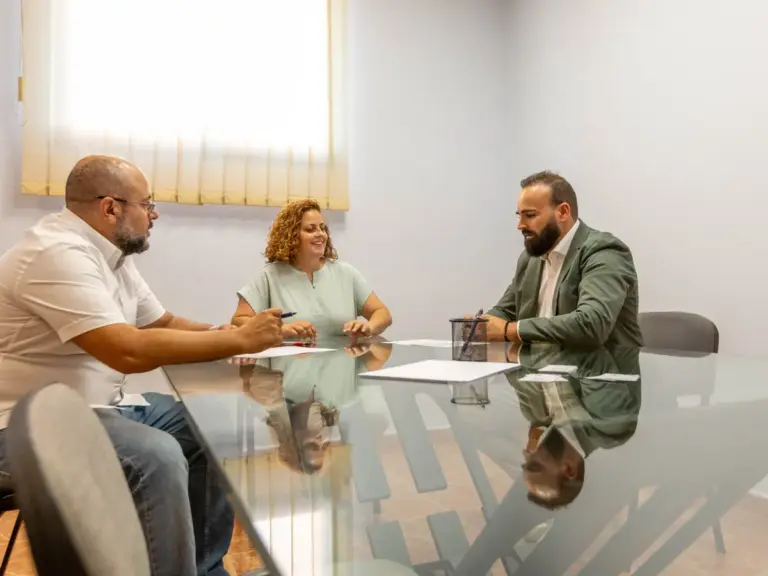 Reunión de los socios de Asesoría López García en la sala de juntas