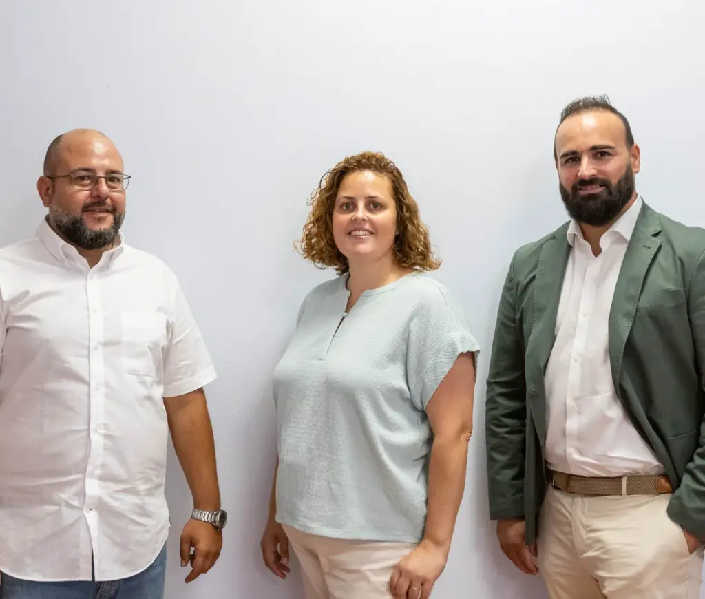 Los tres socios de Asesoría López García en su oficina de Salou